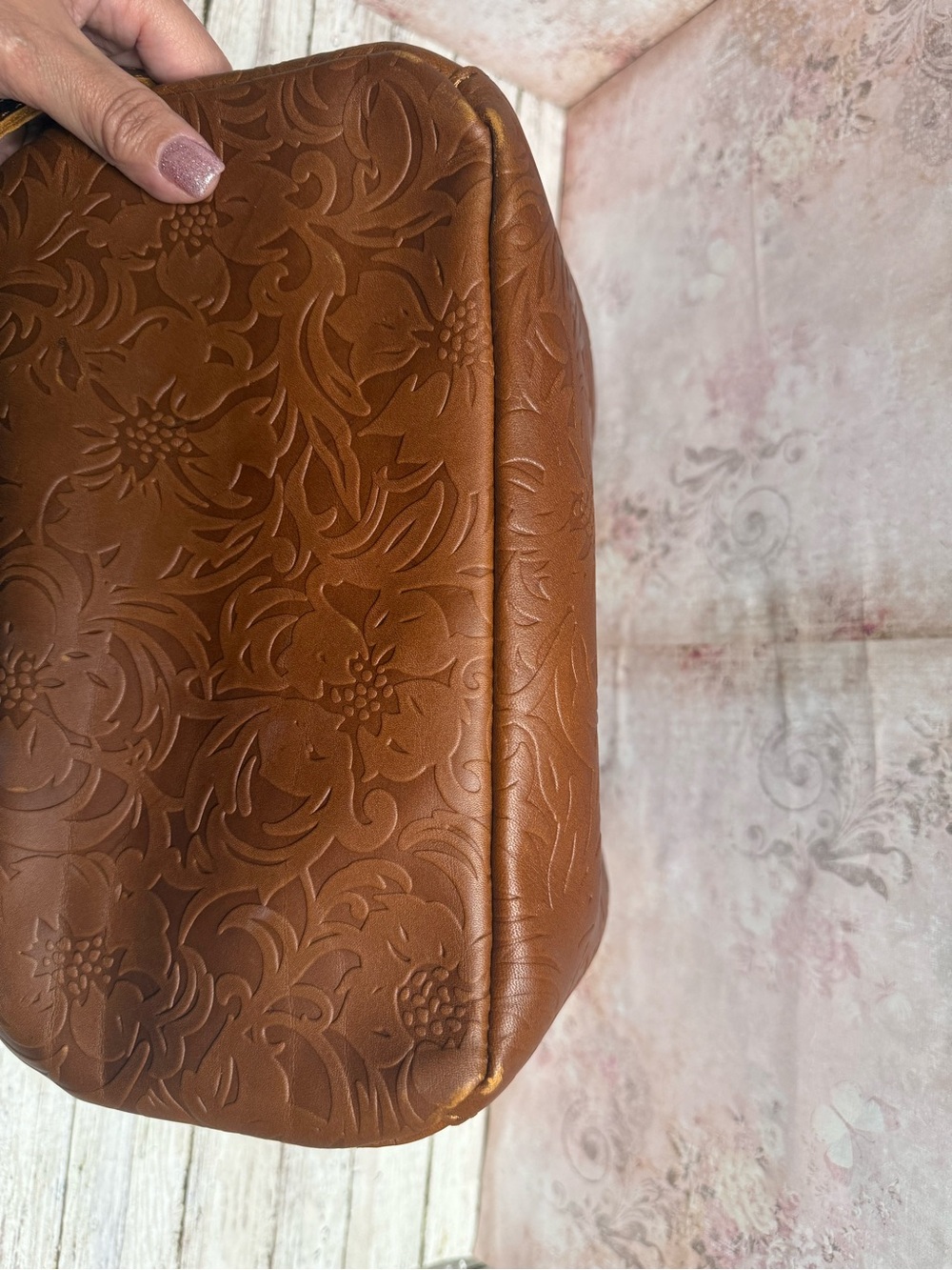 Portland Leather Butterfly Bucket Bag crossbody - Picture 3 of 5